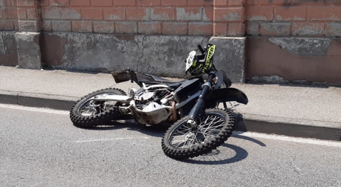 Perde il controllo della moto che lo sbalza contro il marciapiede, paura a Redecesio