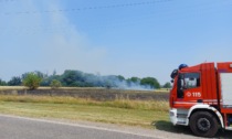 Vasto incendio di centinaia di metri: a fuoco il campo lungo la Provinciale