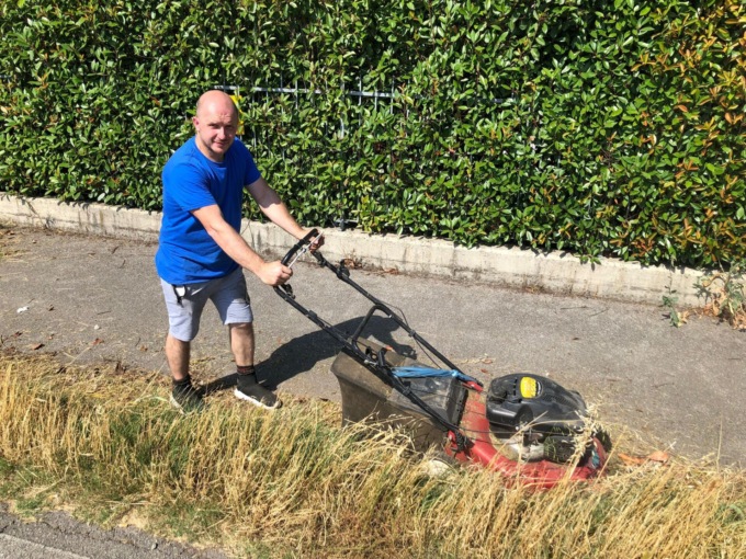 Cittadini giardinieri a gratis per il Comune. E l’erba finisce davanti al Municipio (di nuovo)