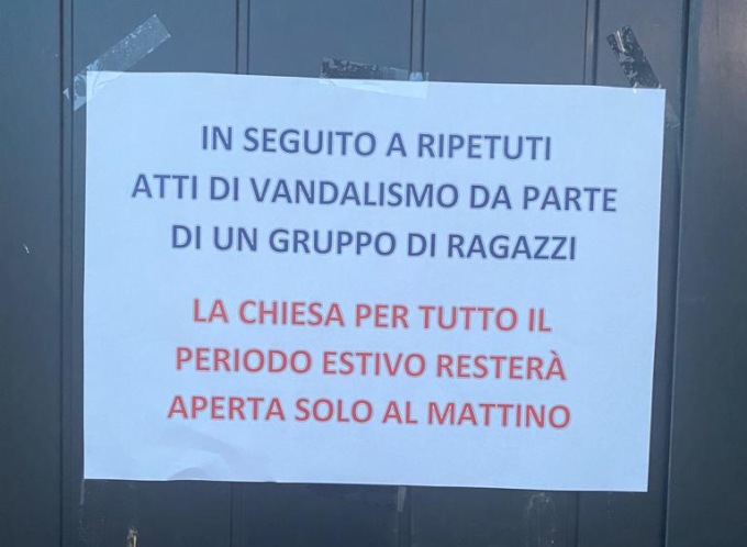 Chiesa chiusa al pomeriggio per i gruppi di baby vandali
