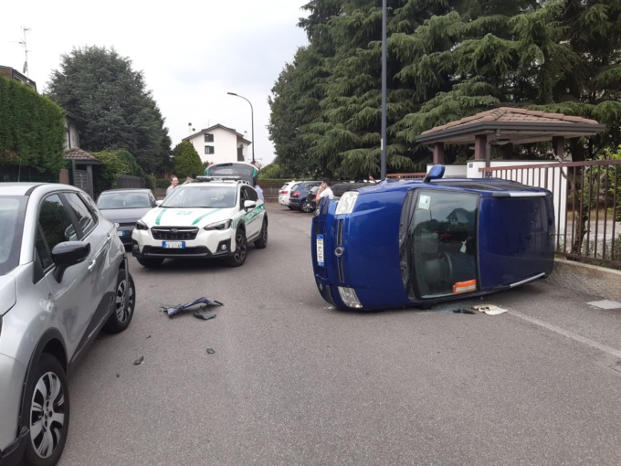 Urta un’auto in sosta e si ribalta. Cinquantacinquenne in ospedale