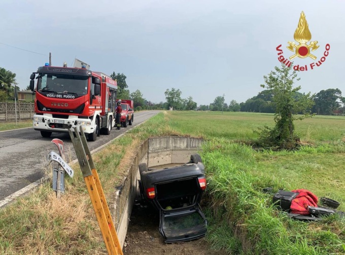 Prigioniera con l’auto in una roggia: paura per una donna di Melzo