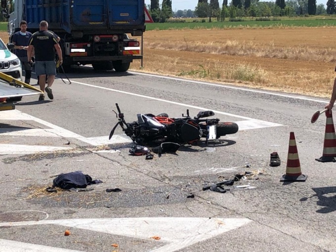 Scontro tra un furgone e una moto sulla Sp161: arriva l’elisoccorso