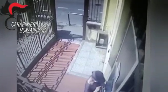 Rubano la borsa a un’anziana, vanno a prelevare con il bancomat e vengono arrestati