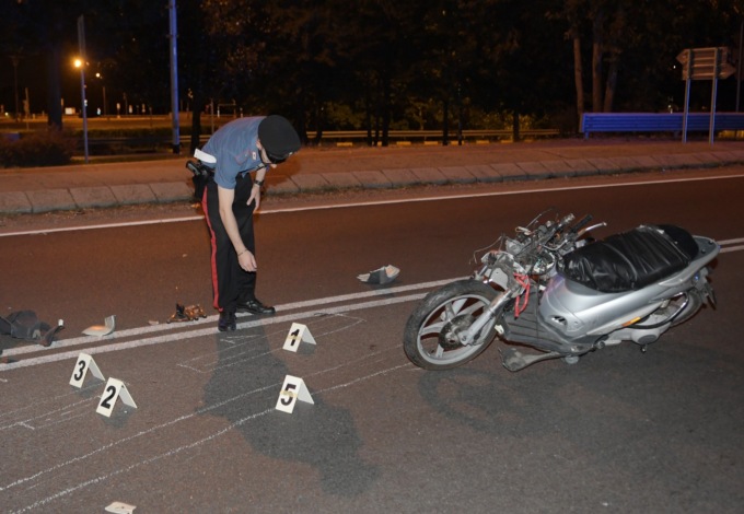 Incidente frontale tra scooter e auto, gravi due 17enni