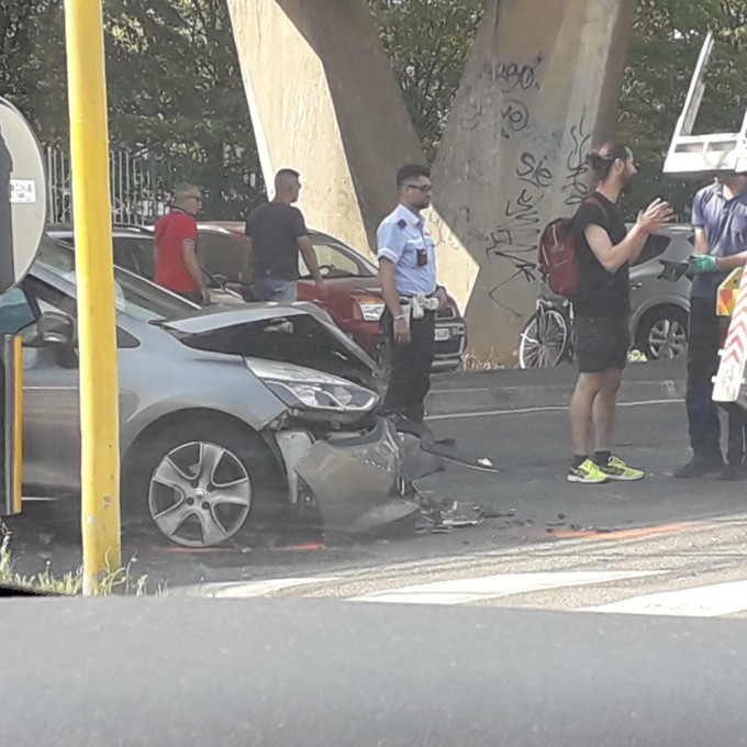 Scontro all’incrocio tra due auto, tanti danni e un ferito