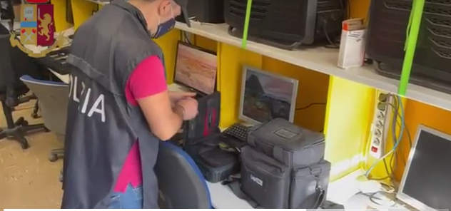 Spiavano ignari cittadini violando le telecamere di videosorveglianza
