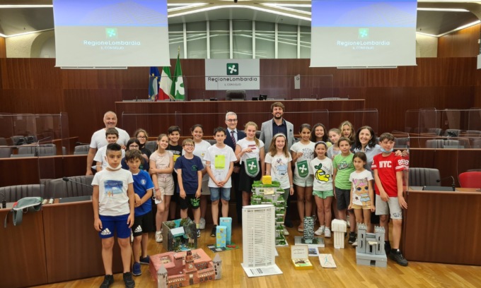 In visita al Pirellone, il regalo lo fanno gli studenti