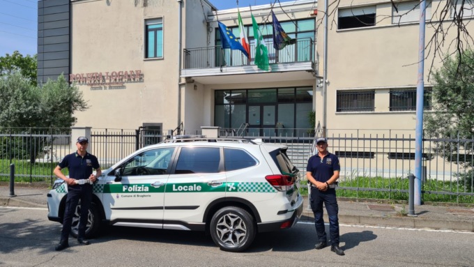 Ubriaco alla guida canta “Polizia non ci prendi”. E invece… Denunciato e addio patente