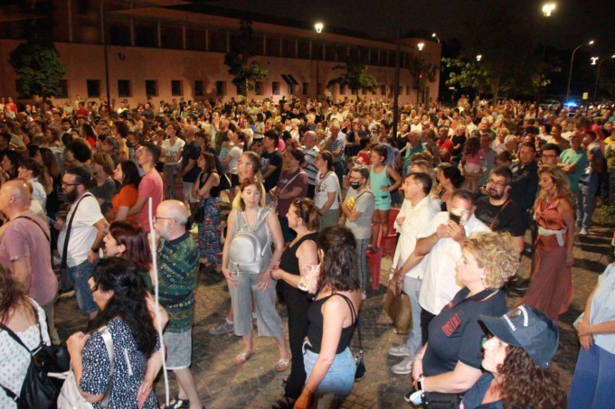 Concerto dei Neri per Caso neanche la pioggia spaventa la folla sotto il palco