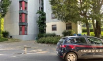 Cade dal secondo piano, giovane in ospedale