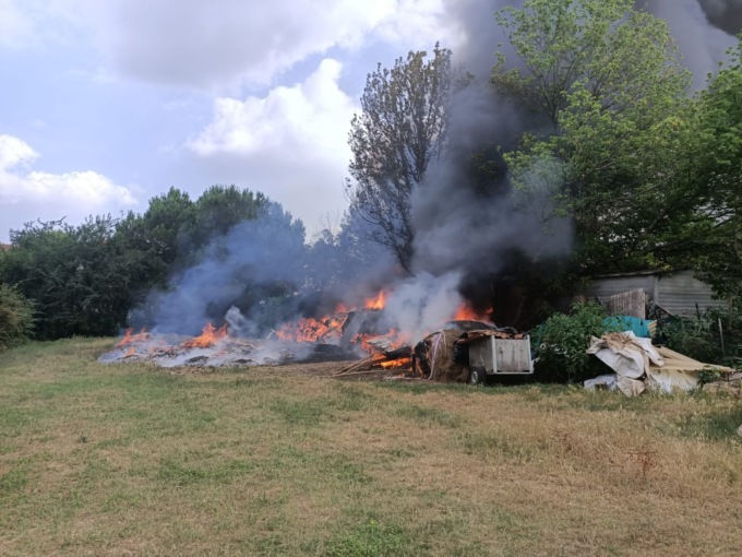 Balle di paglia in fiamme, intervento dei Vigili del Fuoco