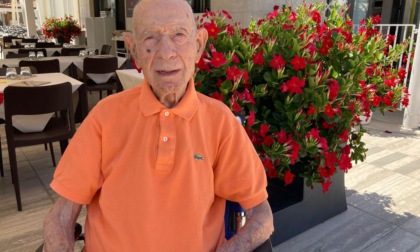 Nonno Vincenzo compie 103 anni in vacanza, gli auguri di sindaco e assessore in videoconferenza