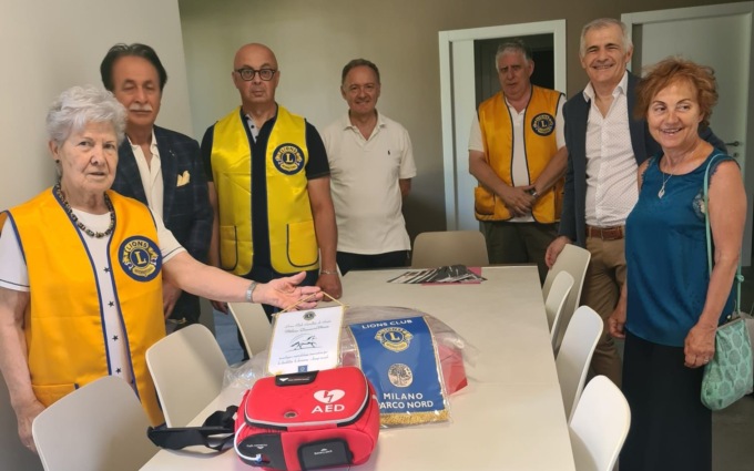 I Lions donano un defibrillatore alla Onlus