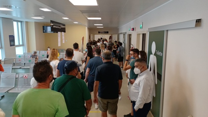 Caos al centro vaccinale di Monza