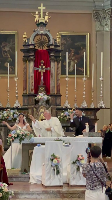Neosposi di Inzago cantano sull’altare “Mamma Maria” con don Bruno Maggioni