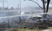 Dopo l'incidente, l'auto prende fuoco e in campagna scoppia un incendio FOTO