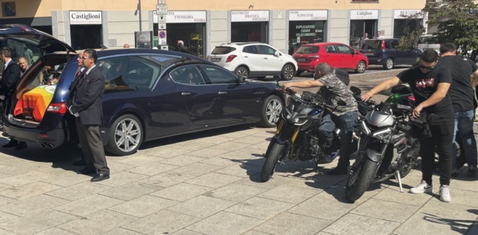 Rombi di motore per l’ultimo saluto al centauro Alessandro Crispiatico