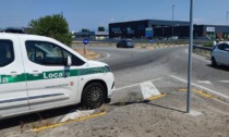 Incidente a Cambiago, auto tamponata finisce in mezzo alla rotonda