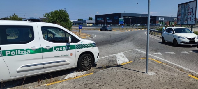 Incidente a Cambiago, auto tamponata finisce in mezzo alla rotonda