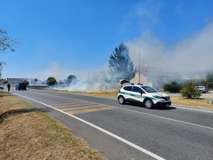 Incendio in un campo a ridosso delle case, intervengono i Vigili del fuoco