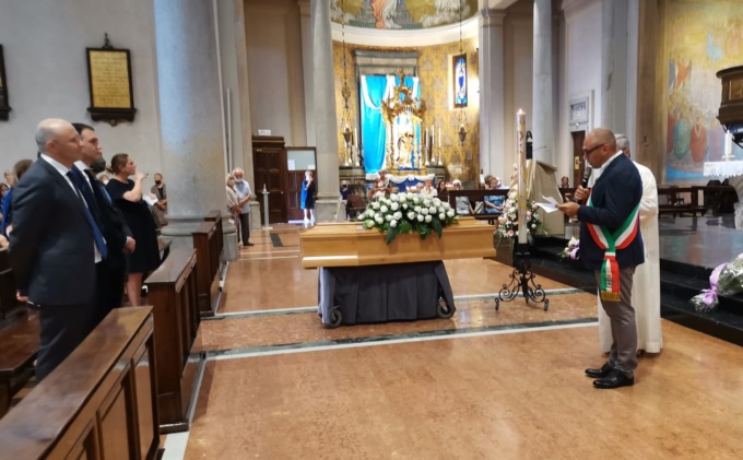 Tantissima gente e profonda commozione all’ultimo saluto per Elisabetta Ferrario