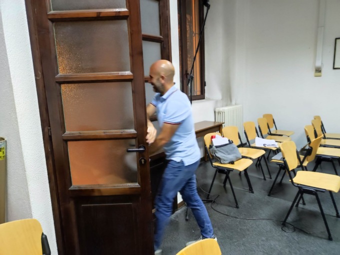 Grillino interrompe il Consiglio comunale e viene allontanato dall’aula