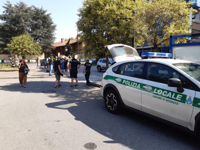 Falciata da un mezzo della raccolta dei rifiuti in pieno centro