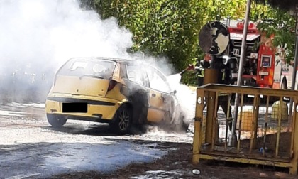 Auto in fiamme mentre consegna le pizze. Intervengono i Vigili del Fuoco