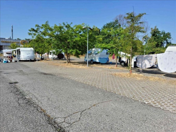 Nomadi cercano di occupare il parcheggio, sgomberati dalla Polizia  Locale