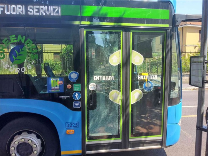 Beccato sul bus senza biglietto, prende un sasso e spacca il vetro