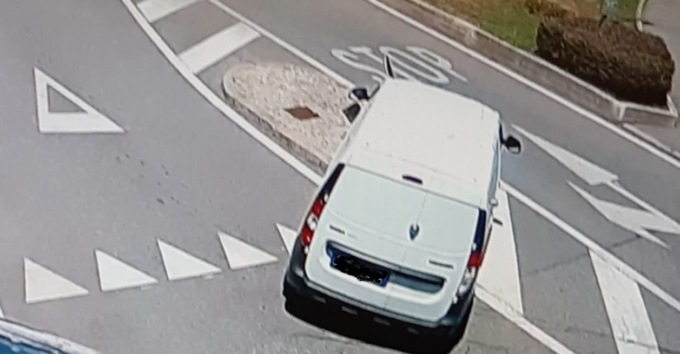 Abbatte la segnaletica con un veicolo e si dà alla fuga, pizzicato dalle telecamere e multato