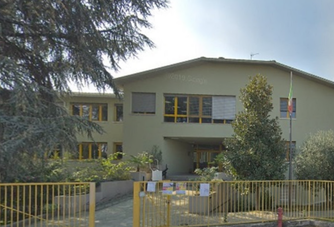 A scuola in ciabatte per protesta contro il regolamento sull’abbigliamento