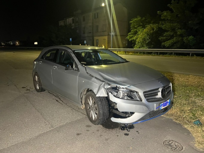 Escono da un locale e vengono travolti da un’auto. Muore un ragazzo di 16 anni