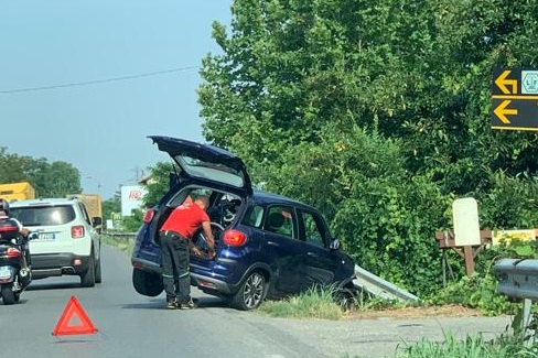 Auto uscita di strada a Cassano d’Adda