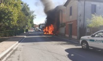 In fiamme una spazzatrice, riaperta la strada dopo la rimozione del veicolo