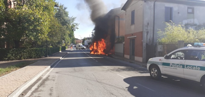 In fiamme una spazzatrice, riaperta la strada dopo la rimozione del veicolo