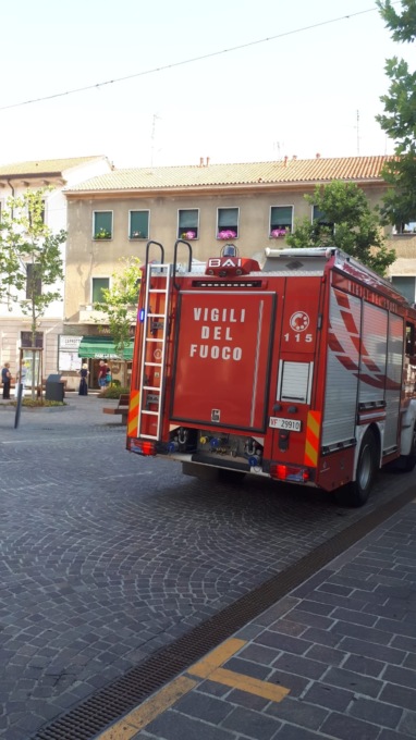 Principio d’incendio in un centro estetico: arrivano i pompieri