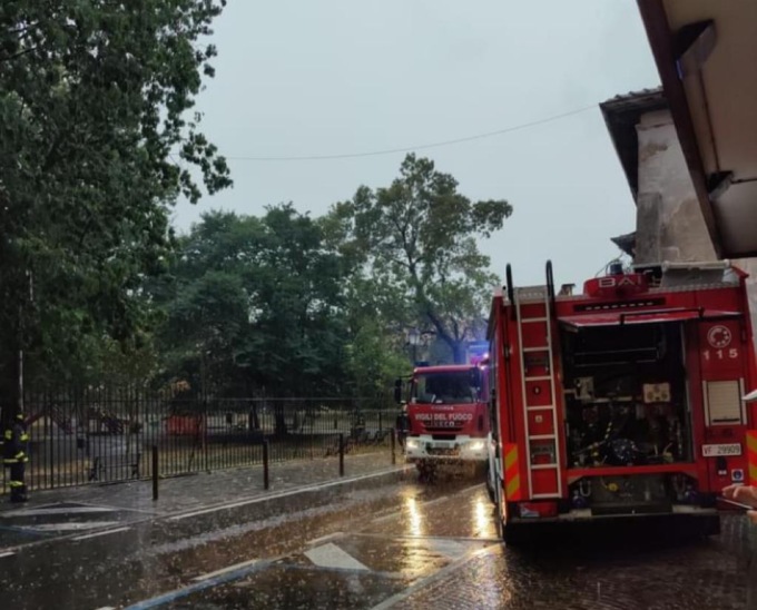 Due alberi caduti per il maltempo
