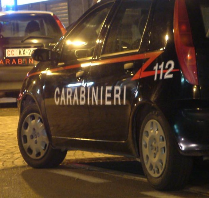 Lite in un autolavaggio a Cassina de’ Pecchi, anziana presa a calci