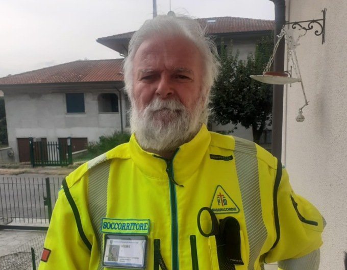 Soccorritore cerca di medicare un giovane dopo una rissa, in cambio riceve… una testata