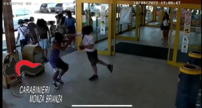 Accoltellato dopo una lite per “uno sguardo di troppo”, 15enne salvato dai medici