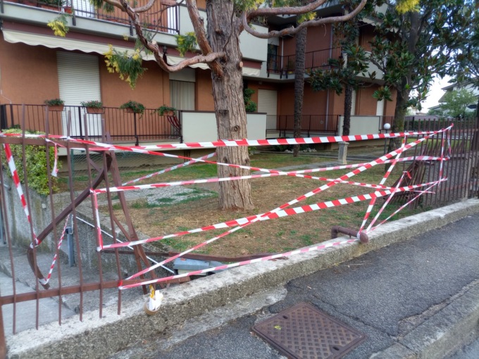 Esce di strada e sfonda la recinzione di una palazzina