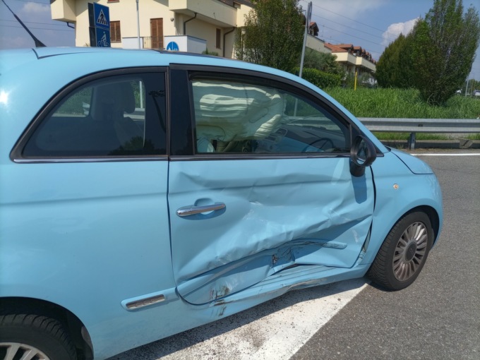 Non rispetta il segnale di dare precedenza e centra una macchina in rotatoria