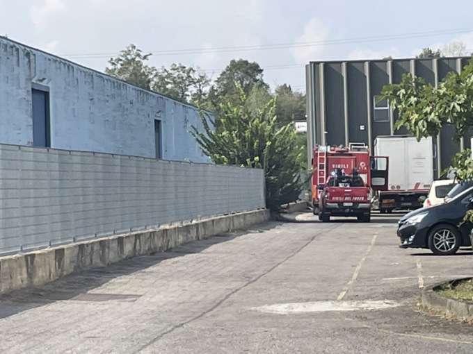 Operaio resta con la mano schiacciata nel macchinario, ricoverato