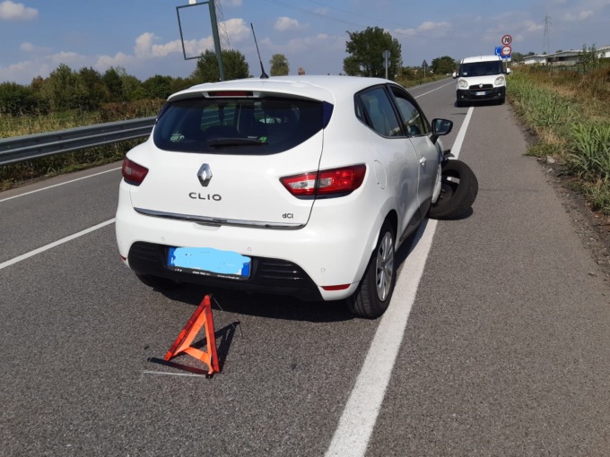 Violento scontro sulla Sp 121, sul posto ambulanza e Polizia Locale
