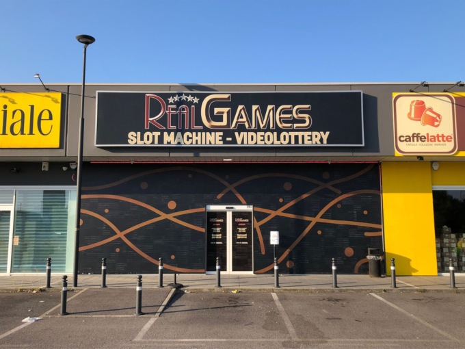 Serranda chiusa alla sala giochi entro le 19, ma il gestore scrive a… Mattarella
