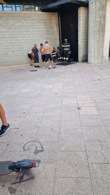 cernusco sul naviglio vigili del fuoco in piazza ghezzi per salvare un piccione
