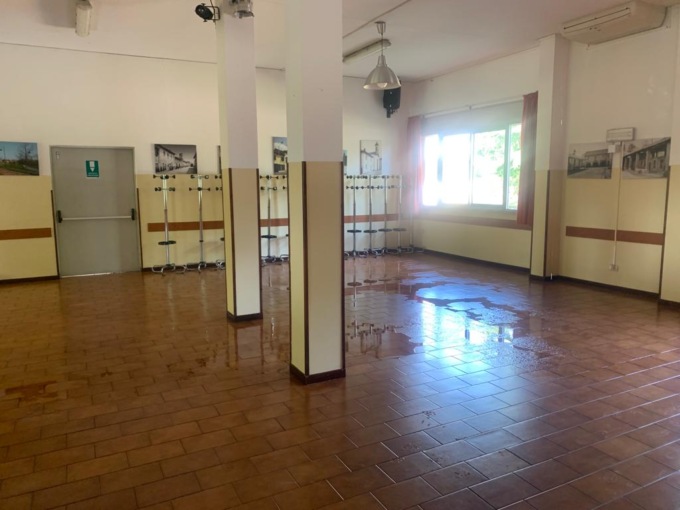 Non gli piace l’alloggio comunale che gli è stato assegnato e lo allaga