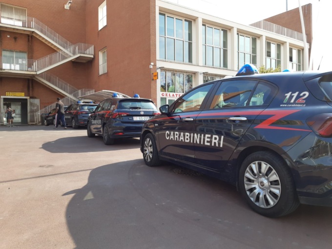 Carabinieri in forze alla stazione ferroviaria